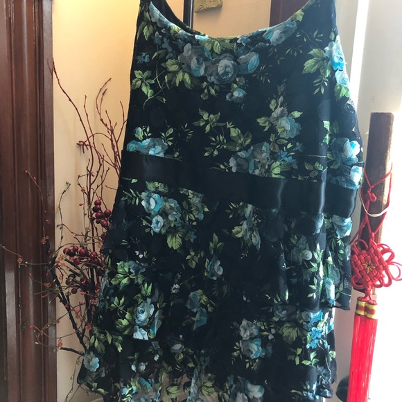 Beautiful Ruffle Top INC - Picture 3 of 4